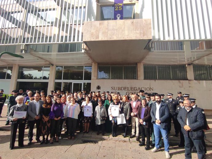 Minuto de silencio en este 25N ante la Subdelegación del Gobierno.