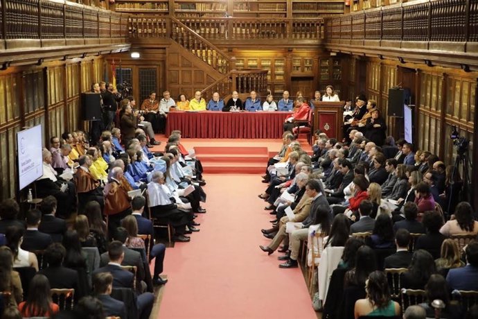 Ceremonia de entrega de los premios fin de grado y mejor expediente académico a los egresados de la universidad asturiana