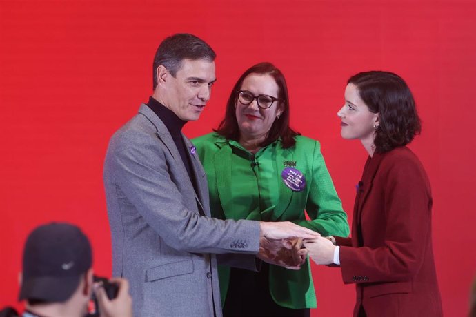 (I-D) El presidente del Gobierno, Pedro Sánchez; la presidenta de la Internacional Socialista de Mujeres, Janet Camilo y la secretaria de Igualdad del PSOE y diputada, Andrea Fernández, durante un acto organizado por el PSOE.