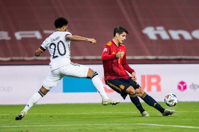 Archivo - Alvaro Morata of Spain and Serge Gnabry of Germany during the UEFA Nations league match between Spain and Germany at the la Cartuja Stadium on November 17, 2020 in Sevilla Spain