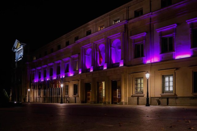 Fachada del Senado iluminada de morado con motivo del 25N.