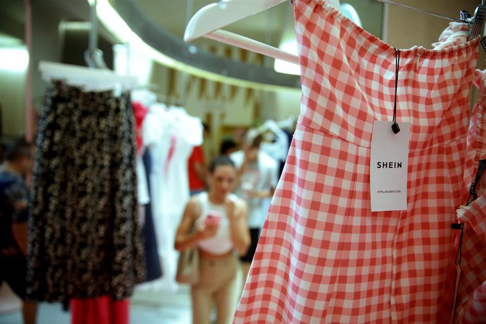 Archivo - Un vestido en la tienda de Shein, en la calle Portal de lngel de Barcelona, a 30 de junio de 2022, en Barcelona, Cataluña (España). Shein ha abierto un show room o exposición de productos en Barcelona para popularizar su marca e incrementa