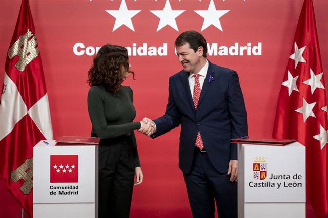 La presidenta de la Comunidad de Madrid, Isabel Díaz Ayuso, y el presidente de la Junta de Castilla y León, Alfonso Fernández Mañueco