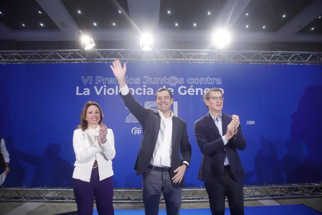 El presidente del PP, Alberto Núñez Feijóo (i), y el presidente del PP-A y de la Junta, Juanma Moreno (c), y la presidenta del PP de Málaga participan en la entrega de premios Junt@s contra la violencia de género.