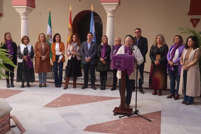 La exparlamentaria Aurora Atoche ha procedido a la lectura del manifiesto institucional de Alcalá de Guadaíra y ha destacado la invisibilidad que padecen las mujeres mayores de 65 años que sufren violencia de género.