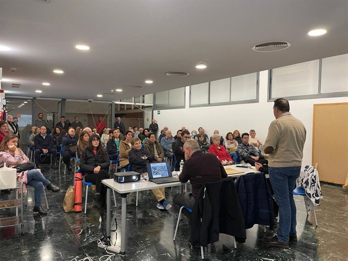 Govern y Cort explican el proyecto del tranvía a agentes económicos y sociales y entidades vecinales.