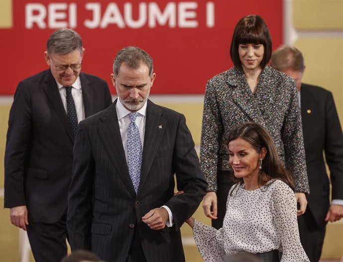 (I-D) El 'president' de la Generalitat, Ximo Puig; el Rey Felipe VI; la Reina Letizia, y la ministra de Ciencia e Innovación, Diana Morant, a su salida de la ceremonia de entrega de la 34 edición de los Premios Rei Jaume I, en La Lonja de Valencia,