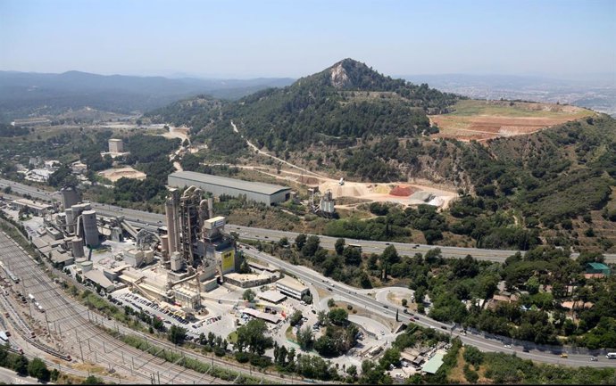 Archivo - La fbrica de Lafarge a Montcada i Reixac (Barcelona)