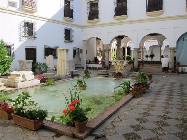 Archivo - Patio de entrada al Palacio de los Páez, sede del Arqueologico