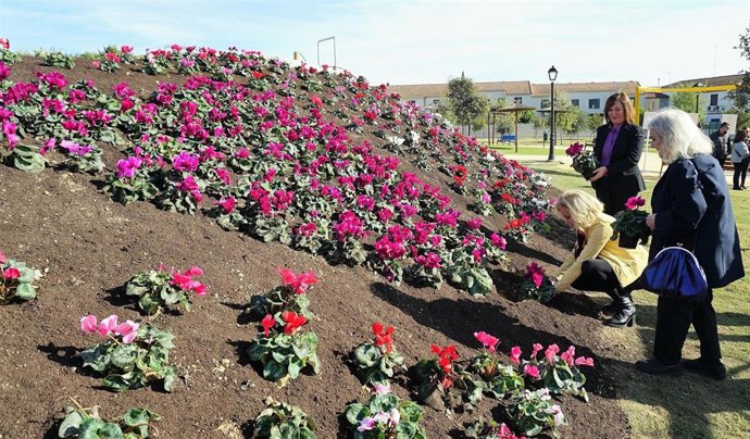 La alcaldesa y vecinos del municipio forman un "gran corazón" con flores con motivo del 25N en el nuevo Paseo de la Igualdad.