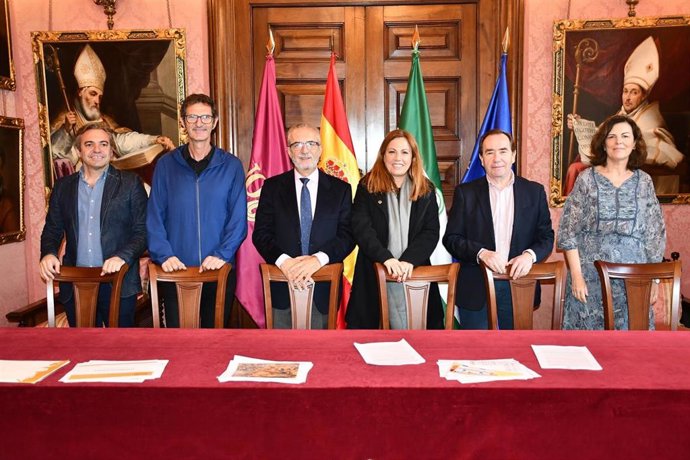 Flores, en el centro, durante la presentación del III Concurso de Arquitectura Social para el diseño de 345 viviendas de Emvisesa en Palmas Altas.