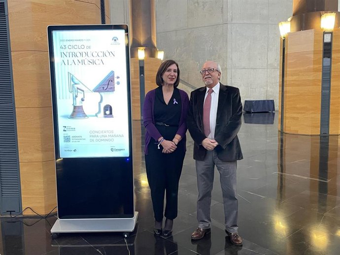 La vicealcaldesa y consejera de Cultura y Proyección Exterior del Ayuntamiento de Zaragoza, Sara Fernández, y el director artístico del Auditorio de Zaragoza, Miguel Ángel Tapia, durante la presentación del Ciclo de Introducción a la Música.