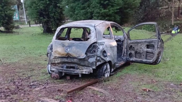 Aparece un vehículo envuelto en llamas en los campos de golf del Real Aero Club de Vigo.