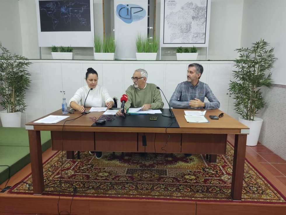 Representantes de Adega este viernes ante los medios