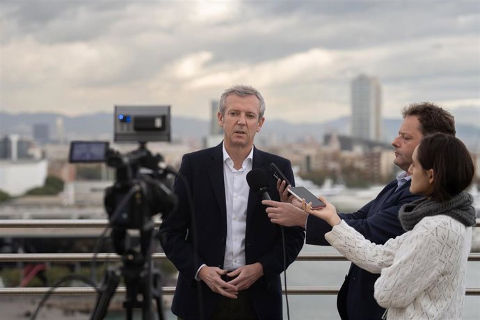 El presidente de la Xunta de Galicia, Alfonso Rueda, atiende a los medios desde Barcelona.