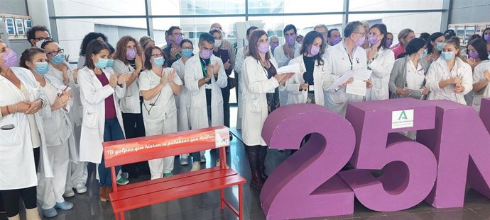 El Hospital de la Línea instala el 'Banco Rojo' en apoyo a las mujeres que han sufrido violencia de género.