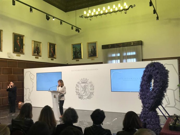 La concejal de Mujer e Igualdad del Ayuntamiento de Zaragoza, Maria Antoñanzas, en el acto institucional de conmemoración del Día Internacional de Lucha contra la Violencia hacia las Mujeres