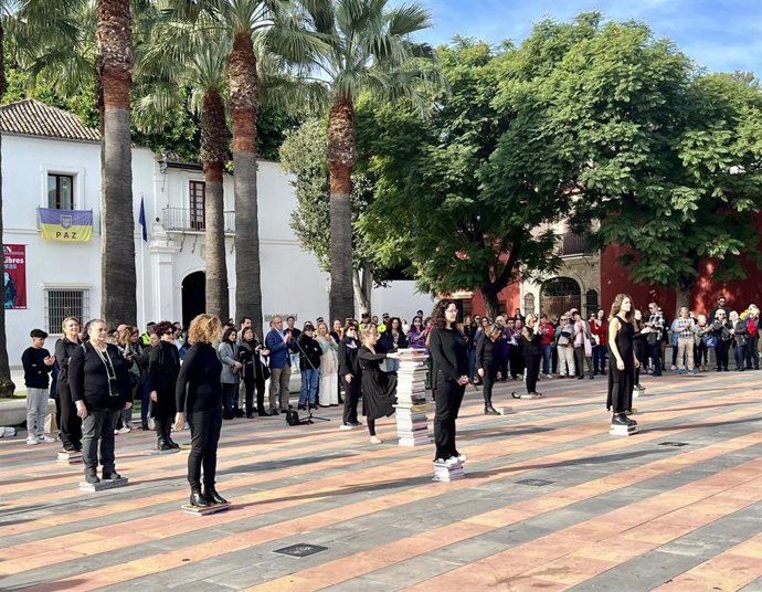 Performance Art Now en la Plaza del Ayuntamiento de Tomares con motivo del 25N.