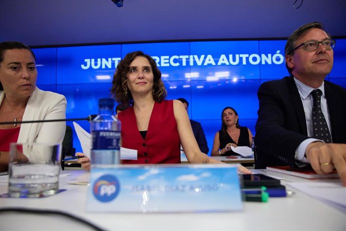 Archivo - (I-D) La vicesecretaria de Organización y Territorial del PP de Madrid y alcaldesa de Arroyomolinos, Ana Millán; la presidenta del Partido Popular de Madrid, Isabel Díaz Ayuso ; el secretario general del PP de Madrid, Alfonso Serrano.