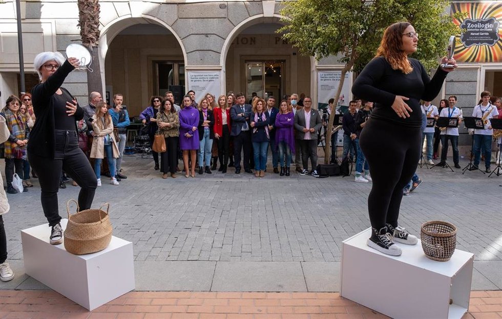 Autoridades de las instituciones de Huelva observan la performance tras la lectura del manifiesto del 25N y el minuto de silencio por las víctimas de la violencia de género.