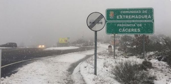 Carretera nevada en Extremadura