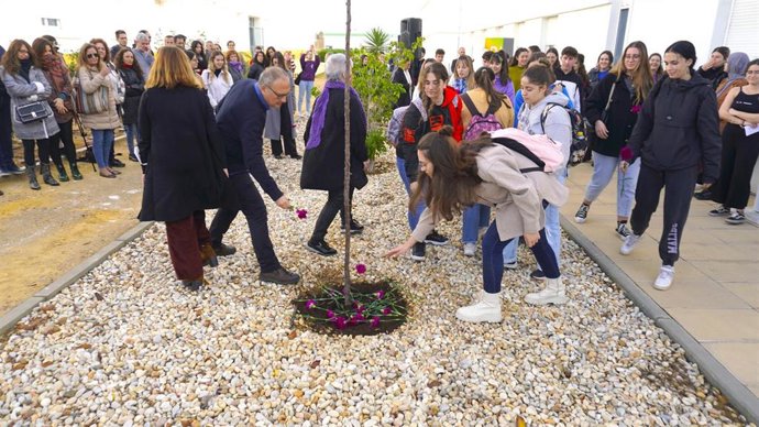 Archivo - La Universidad de Huelva se ha sumado al 25N con la lectura de un manifiesto y con la plantación de un cerezo japonés.