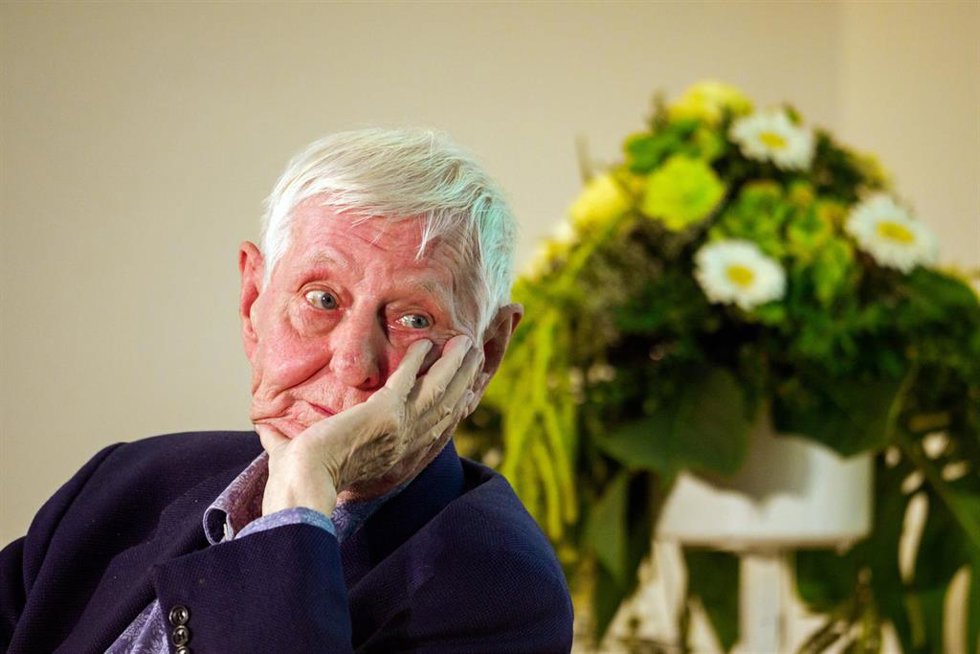 Archivo - FILED - 14 October 2017, Bavaria, Waischenfeld: German Author Hans Magnus Enzensberger takes part in a podium discussion in Waischenfeld. German intellectual and author Hans Magnus Enzensberger has died at the age of 93, the Suhrkamp publishin