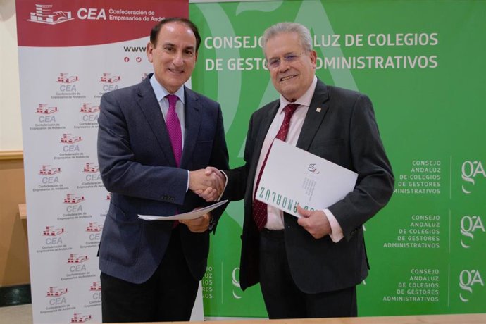 El presidente de CEA, Javier González de Lara, y el presidente del Consejo Andaluz de Colegios Oficiales de Gestores Administrativos, Fernando Nogueras , en la firma de incorporación a CEA.