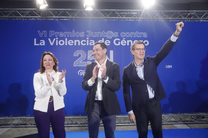 El presidente del PP, Alberto Núñez Feijóo (i), y el presidente del PP-A, Juanma Moreno (c), junto a la presidenta del PP de Málaga, Patricia Navarro, en la entrega de premios Junt@s contra la violencia de género del PP de Málaga.