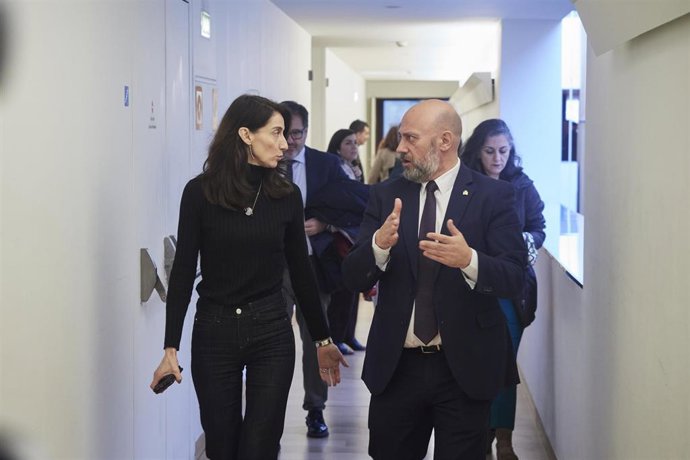 La ministra de Justicia, Pilar Llop (i), y el delegado del Gobierno en Navarra, José Luis Aristi (d), durante la Conferencia Sectorial de Justicia, a 25 de noviembre de 2022, en Pamplona, Navarra (España). La Conferencia es el órgano de cooperación entr