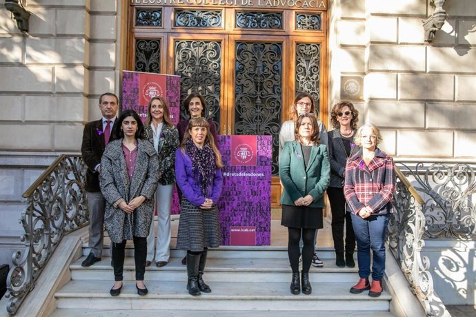 La diputada responsable del Torn d'Ofici de l'Icab, Carmen Valenzuela, la coordinadora del servei, Maria Cruz Martinez, i la presidenta de la Comissió de Dones del collegi, Olga Arderiu, entre d'altres