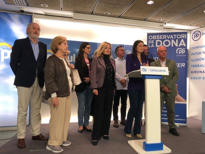 La portaveu del PP catal, Lorena Roldán; la directora de l'Observatori de la Dona del partit, Núria Gómez, i el secretari general de la formació, Santi Rodríguez, en una roda de premsa pel 25N