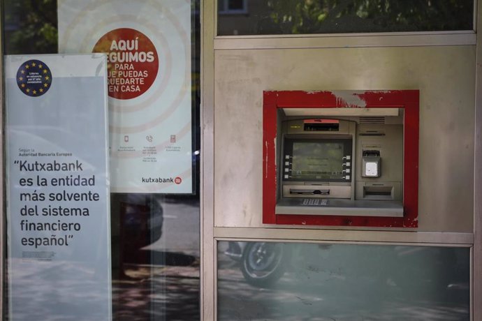 Archivo - Cajero en el exterior de una sucursal del banco Kutxabank, a 3 de agosto de 2020.