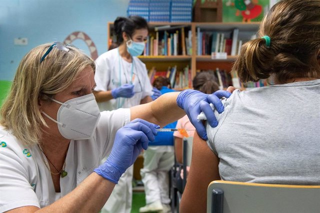 Archivo - Una enfermera administra una vacuna contra la Covid
