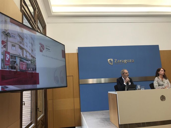 La consejera municipal de Economía, Carmen Herrarte, y diseñador del proyecto y socio cofundador de Idom, Eduardo Aragüés