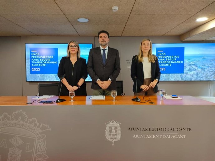 El alcalde de Alicante, Luis Barcala, junto a la vicealdaldesa, Mari Carmen Sánchez y la edil de Hacienda, Lidia López.
