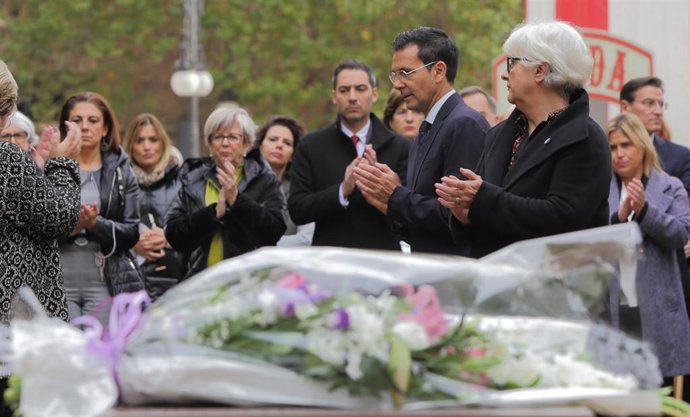 Ofrenda floral en recuerdo a las víctimas de la violencia de género en el monumento erigido en la Plaza del Humilladero.