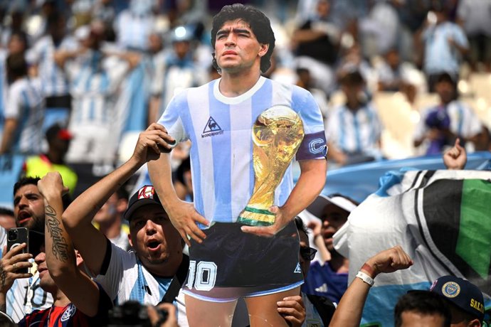 22 November 2022, Qatar, Lusail: An Argentinian fan holds a cardboard image of Diego Maradona holding the World Cup trophy ahead of the FIFA World Cup Qatar 2022 Group C soccer match between Argentina and Saudi Arabia at the Lusail Stadium. Photo: Rober