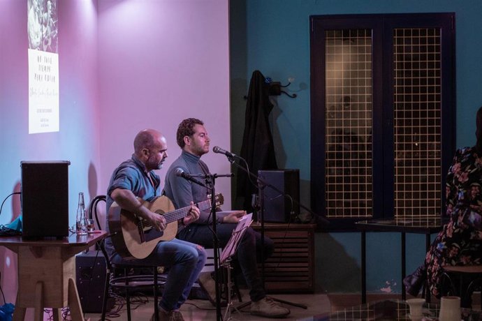 Archivo - El cantautor Ginés Piñero y el poeta Alberto Caride en el Café El Sur de Murcia