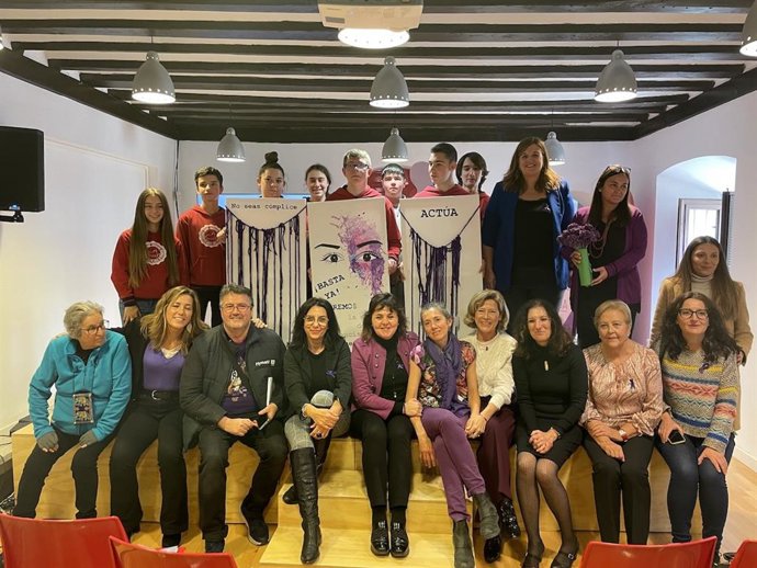 La alcaldesa de Segovia , Clara Martín; la concejala de Igualdad, Ana Peñalosa; representantes del Consejo Sectorial de Igualdad; y estudiantes del colegio Cooperativa Alcázar.