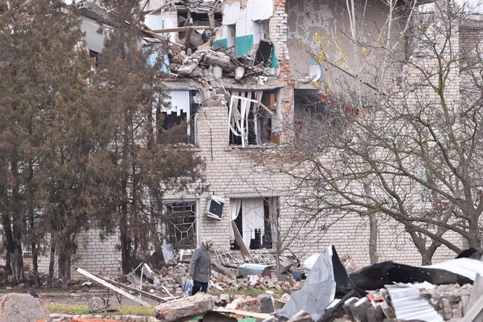 Edificio dañado por los ataques en la localidad ucraniana de Snihurivka