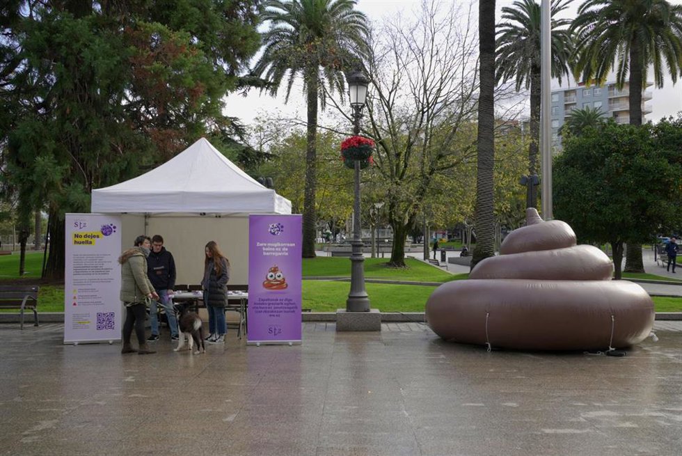 La localidad vizcaína de Santurtzi ha colocado un "excremento gigante" hinchable para concienciar a las personas dueñas de mascotas de que deben recoger las heces de sus animales