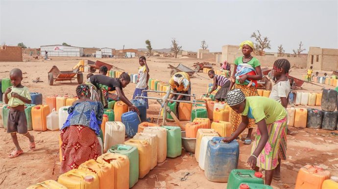 Archivo - Desplazados en Burkina Faso recogen agua