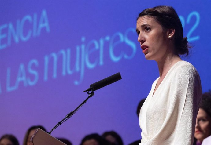 La ministra de Igualdad, Irene Montero, interviene en  la entrega de reconocimientos con motivo del 25N, Día Internacional para la Eliminación de la Violencia contra las Mujeres, en el Museo Nacional Centro de Arte Reina Sofía, en Madrid (España).