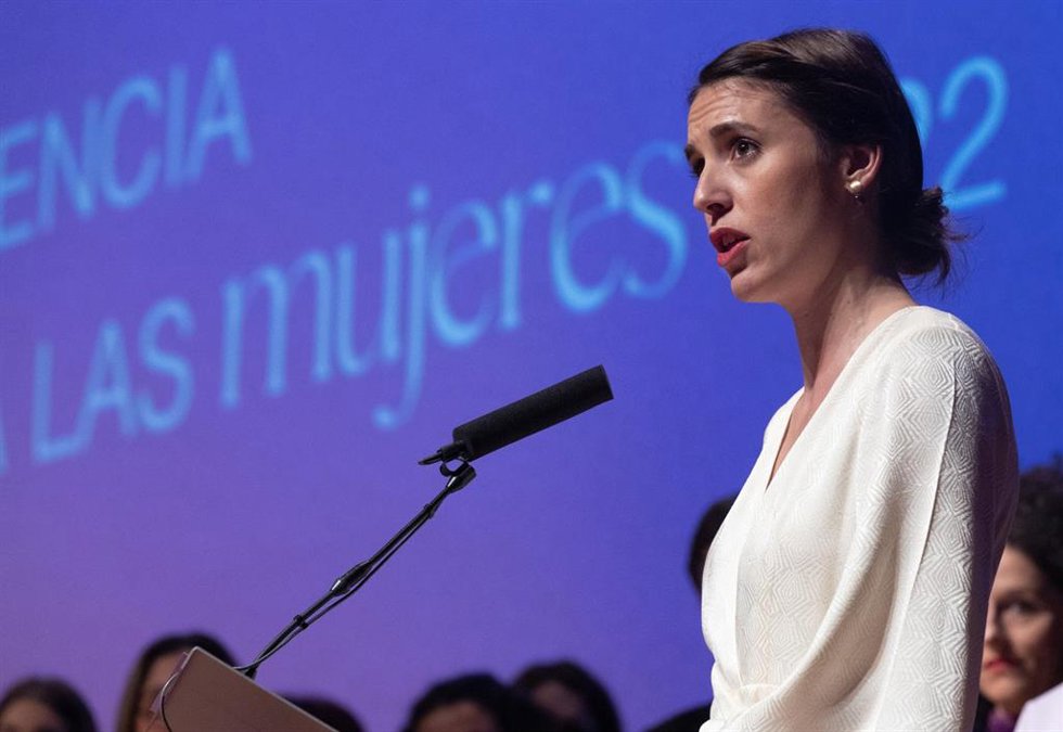 La ministra de Igualdad, Irene Montero, interviene en la entrega de reconocimientos con motivo del 25N, Día Internacional para la Eliminación de la Violencia contra las Mujeres, en el Museo Nacional Centro de Arte Reina Sofía, en Madrid (España).