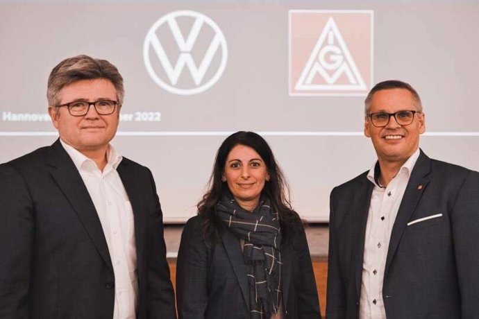 De izda a dcha: el negociador jefe de Volkswagen, Arne Meiswinkel; la presidenta del Comité General de Empresa de Volkswagen, Daniela Cavallo, y el negociador del sindicato IG Metall, Thorsten Grger.