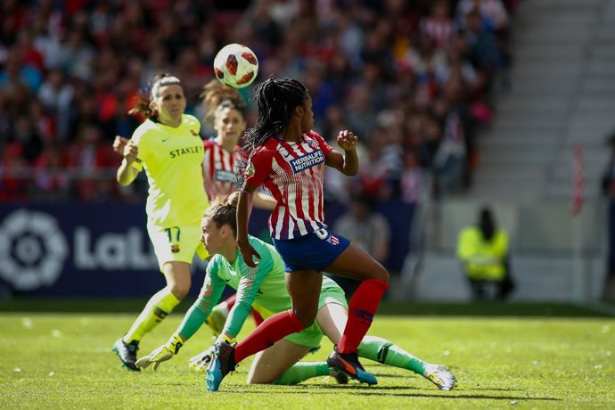 Archivo - Ludmila of Atletico de Madrid and Panos of FC Barcelona during the spanish championship, Liga Iberdrola, women football match played between Atletico de Madrid and FC Barcelona at Wanda Metropolitano Stadium in Madrid, Spain, on March 17, 2019.