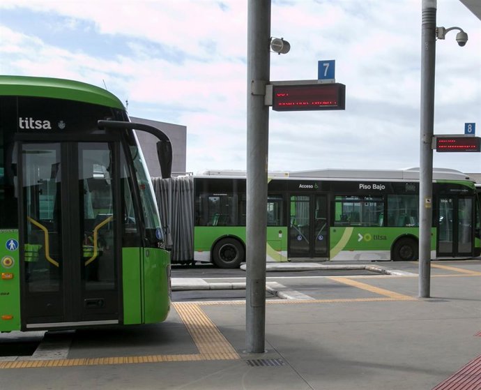 Archivo - Guaguas en el Intercambiador de Santa Cruz de Tenerife