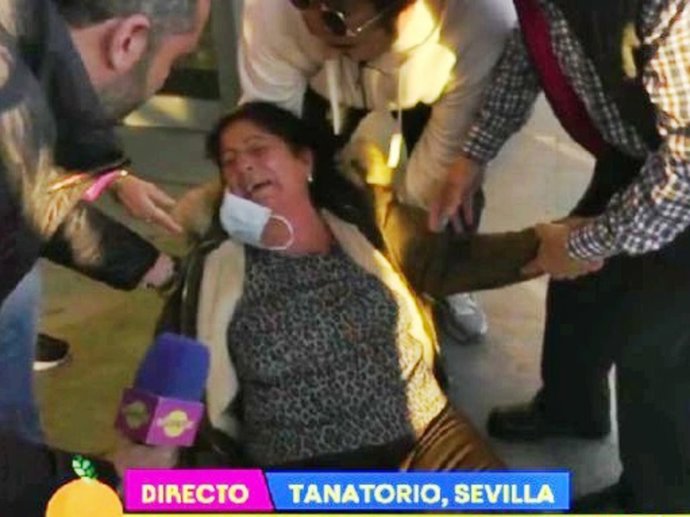 DOÑA MAGDALENA EN EL TANATORIO DE BERNARDO PANTOJA