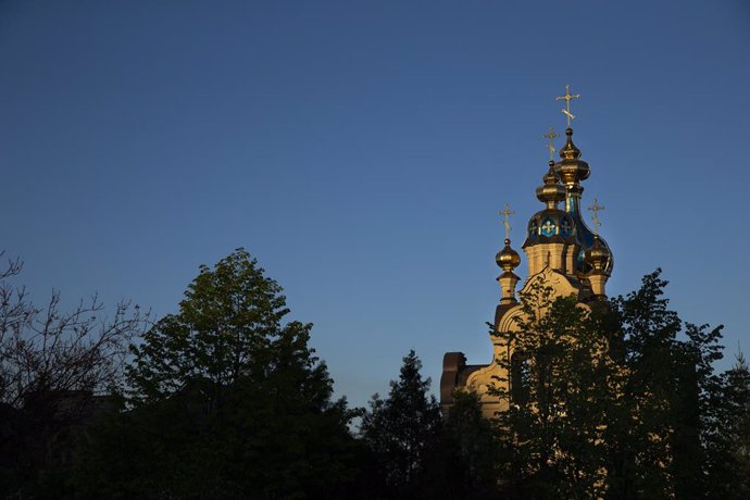 Archivo - May 6, 2022, Kharkiv, Ukraine: The setting sun lights St. Nicholas ChurchAs steeples located at the Zhukovsky area of Kharkiv, Ukraine on May 6, 2022. Though Russian forces are slowly being pushed back away from Kharkiv shelling they still co